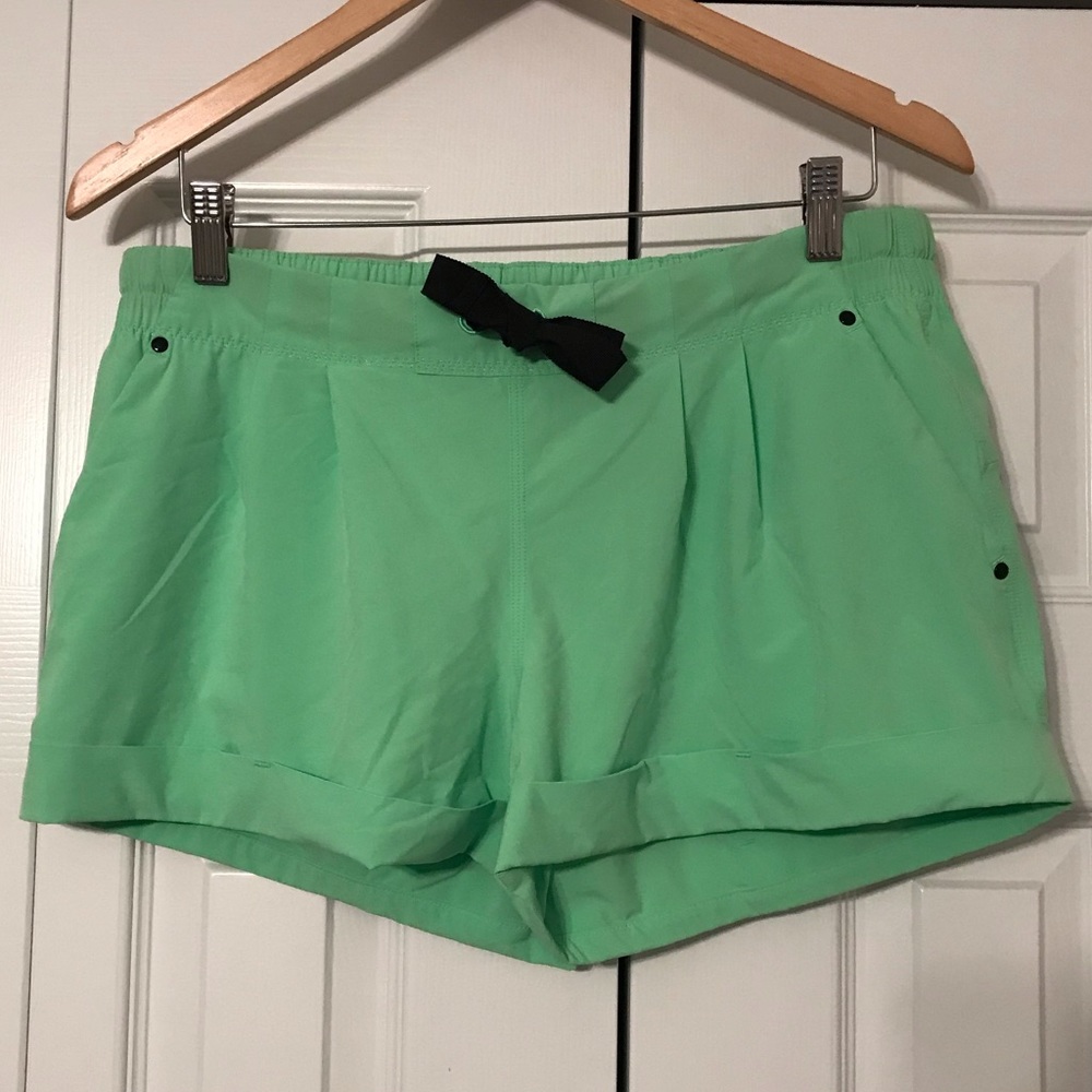 LULULEMON SPRING BREAK AWAY SHORT SZ 10 COLOR PISTACHIO